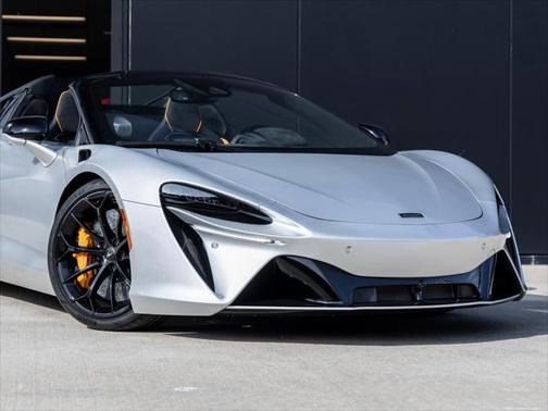 2025 McLaren Artura Performance
