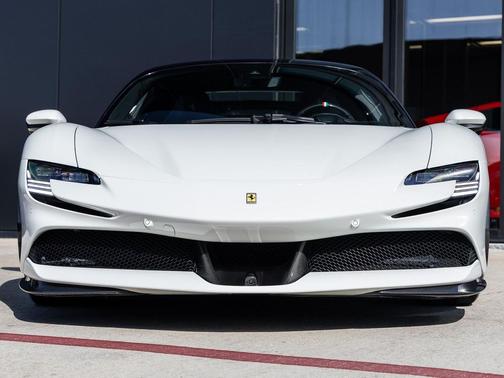 2023 Ferrari SF90 Stradale Base