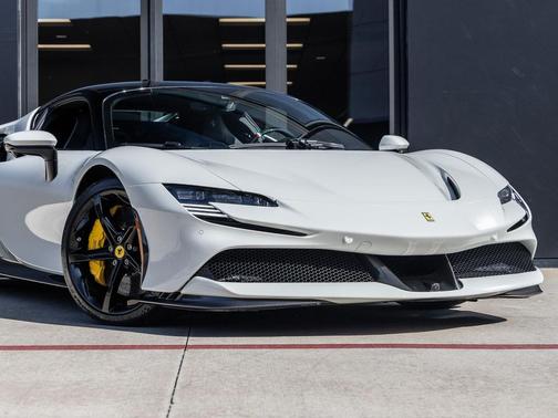 2023 Ferrari SF90 Stradale Base