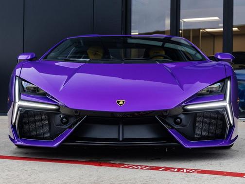 Viola Pasifae Metallic 2025 Lamborghini Revuelto