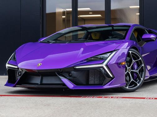 Viola Pasifae Metallic 2025 Lamborghini Revuelto