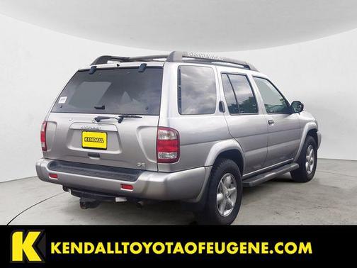 Chrome Silver 2002 Nissan Pathfinder SE