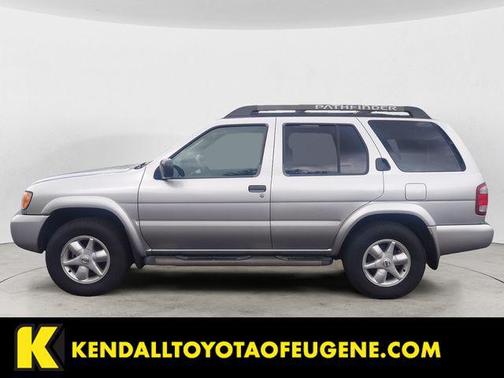 Chrome Silver 2002 Nissan Pathfinder SE