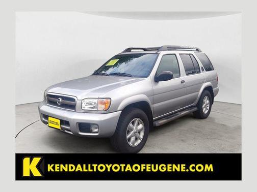 Chrome Silver 2002 Nissan Pathfinder SE