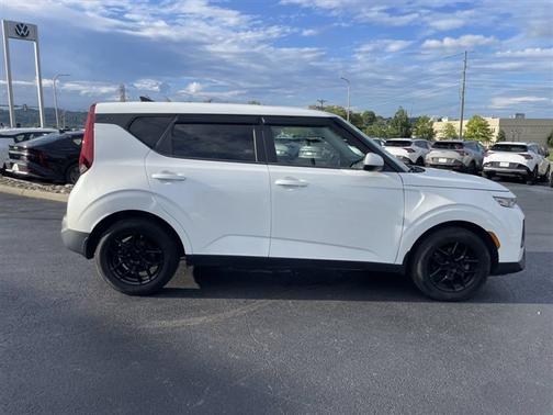 Snow White Pearl 2022 Kia Soul LX
