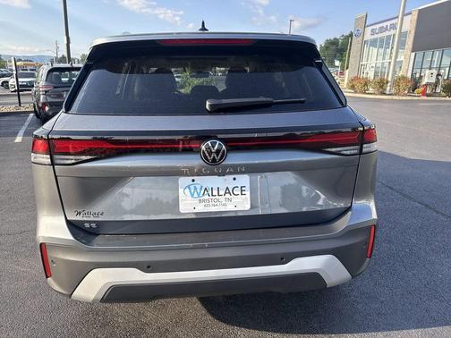 Platinum Gray Metallic 2026 Volkswagen Tiguan 2.0T SE