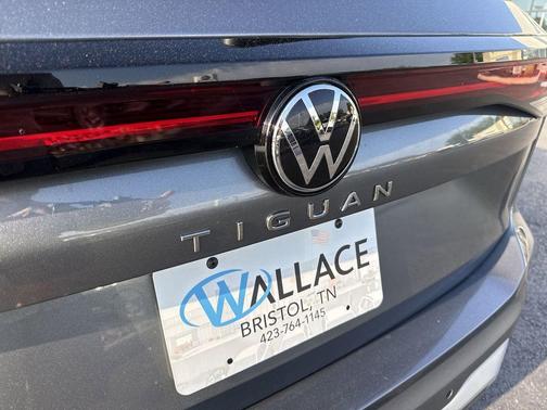Platinum Gray Metallic 2026 Volkswagen Tiguan 2.0T SE