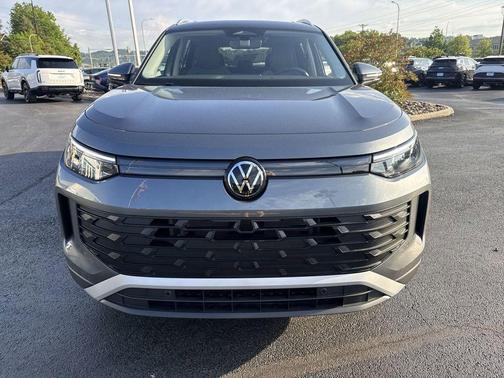 Platinum Gray Metallic 2026 Volkswagen Tiguan 2.0T SE