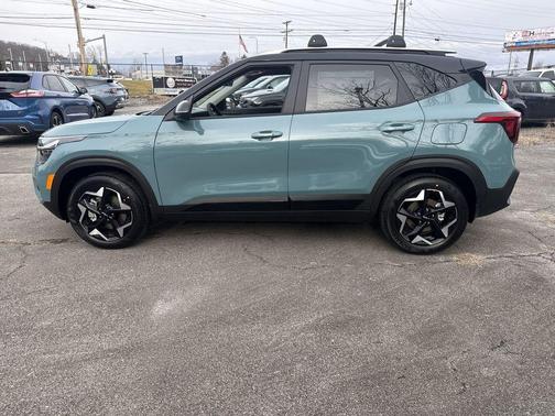 Blue / Black 2026 Kia Seltos S