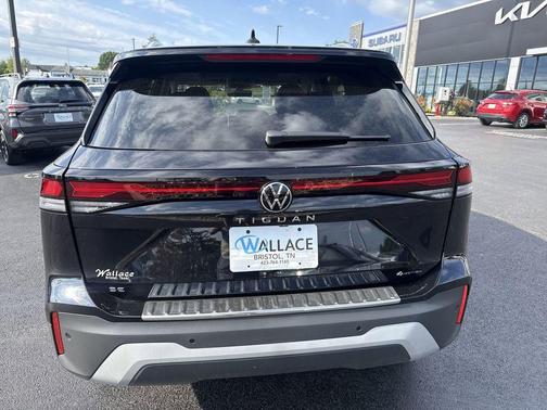 Deep Black Pearl Effect 2026 Volkswagen Tiguan 2.0T SE