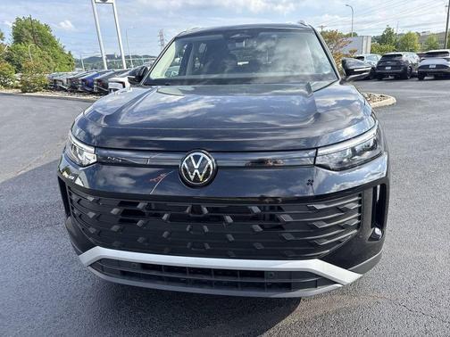 Deep Black Pearl Effect 2026 Volkswagen Tiguan 2.0T SE