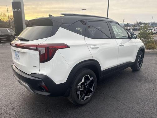 Clear White / Black Roof 2026 Kia Seltos S