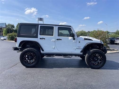 Bright White Clearcoat 2017 Jeep Wrangler Unlimited Sahara
