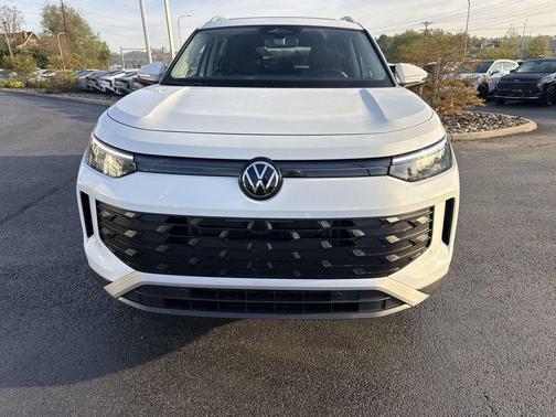 Pure White 2026 Volkswagen Tiguan 2.0T SE