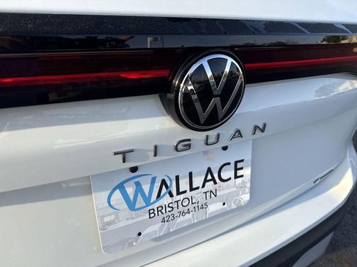 Pure White 2026 Volkswagen Tiguan 2.0T SE
