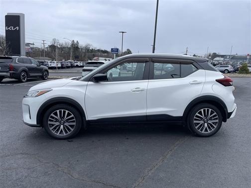 Aspen White / Super Black 2021 Nissan Kicks SV