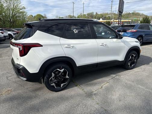 Clear White / Black Roof 2026 Kia Seltos S