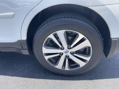 Crystal White Pearl 2018 Subaru Outback 2.5i Limited