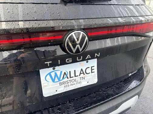 Deep Black Pearl Effect 2026 Volkswagen Tiguan 2.0T SE