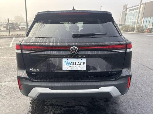 Deep Black Pearl Effect 2026 Volkswagen Tiguan 2.0T SE