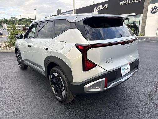 Ivory Silver 2027 Kia Seltos S
