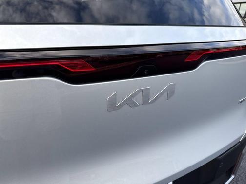 Ivory Silver 2027 Kia Seltos S
