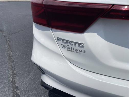 Snow White Pearl 2023 Kia Forte LXS