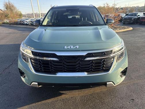 Blue / Black 2026 Kia Seltos S