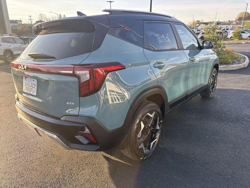 Blue / Black 2026 Kia Seltos S