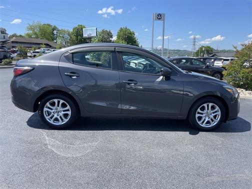 Graphite 2017 Toyota Yaris iA Base