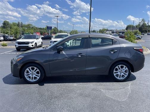 Graphite 2017 Toyota Yaris iA Base