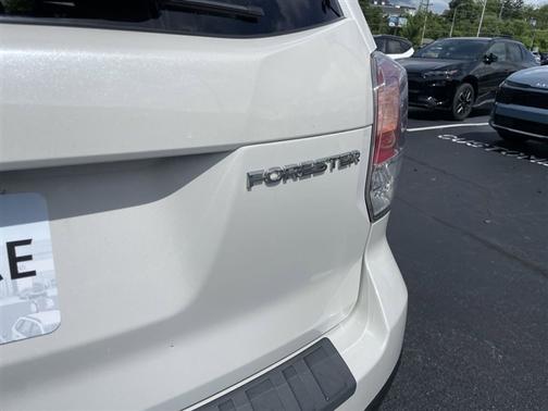 Crystal White Pearl 2018 Subaru Forester 2.5i Premium