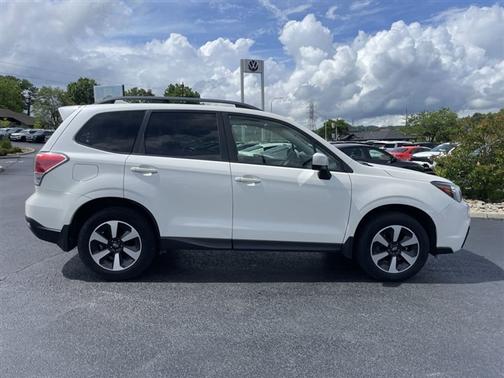 Crystal White Pearl 2018 Subaru Forester 2.5i Premium