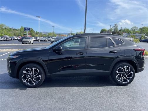 Mosaic Black Metallic 2026 Chevrolet Trax 2RS