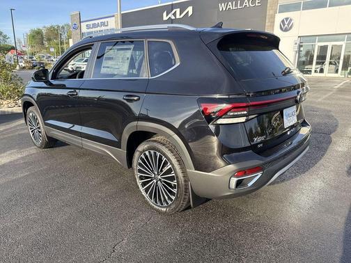 Deep Black Pearl 2026 Volkswagen Taos 1.5T SE