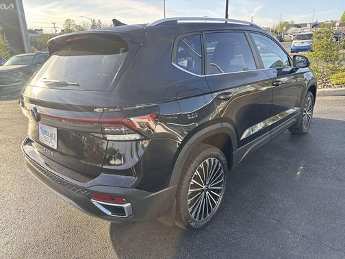 Deep Black Pearl 2026 Volkswagen Taos 1.5T SE