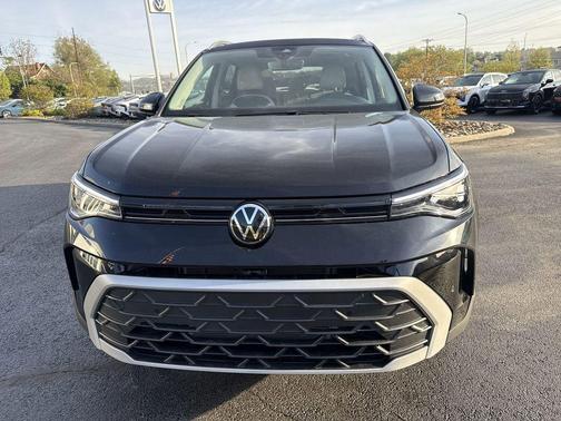 Deep Black Pearl 2026 Volkswagen Taos 1.5T SE
