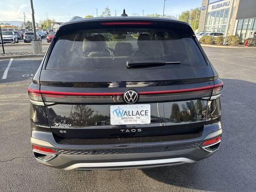 Deep Black Pearl 2026 Volkswagen Taos 1.5T SE