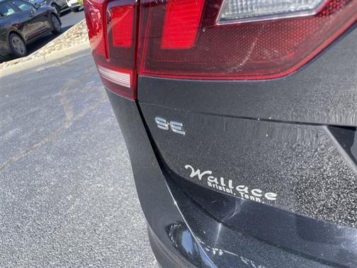 Deep Black Pearl Effect 2023 Volkswagen Tiguan 2.0T SE R-Line Black