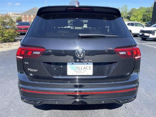Deep Black Pearl Effect 2023 Volkswagen Tiguan 2.0T SE R-Line Black