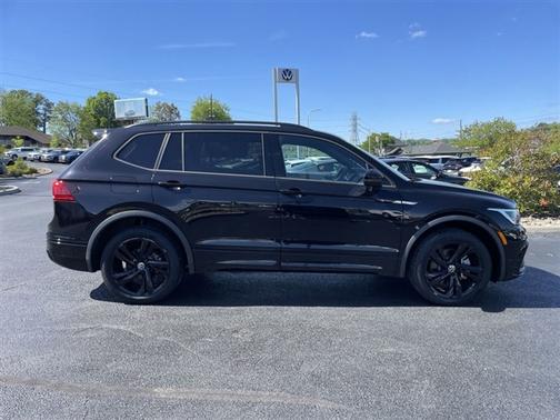 Deep Black Pearl Effect 2023 Volkswagen Tiguan 2.0T SE R-Line Black