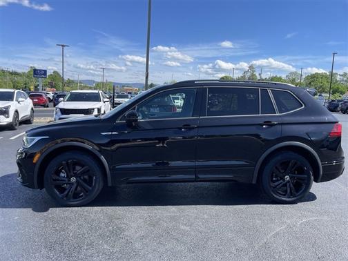 Deep Black Pearl Effect 2023 Volkswagen Tiguan 2.0T SE R-Line Black