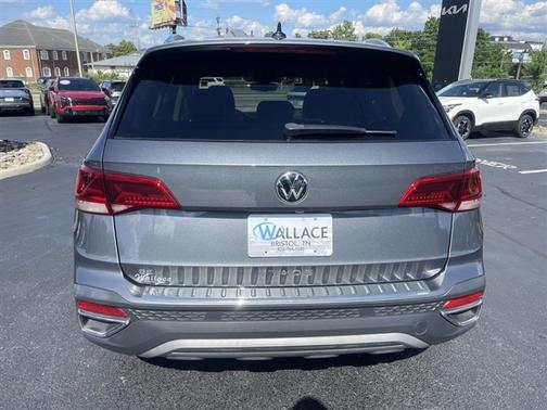 Platinum Gray Metallic 2022 Volkswagen Taos 1.5T SE