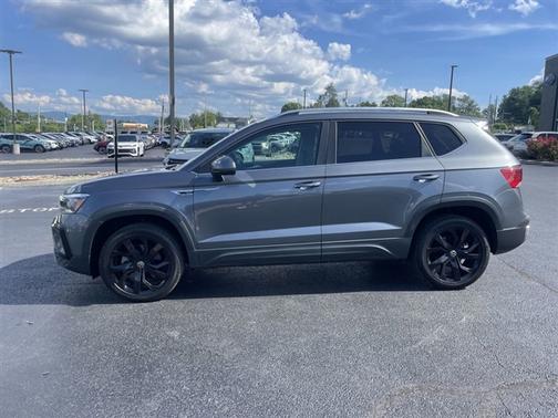 Platinum Gray Metallic 2022 Volkswagen Taos 1.5T SE