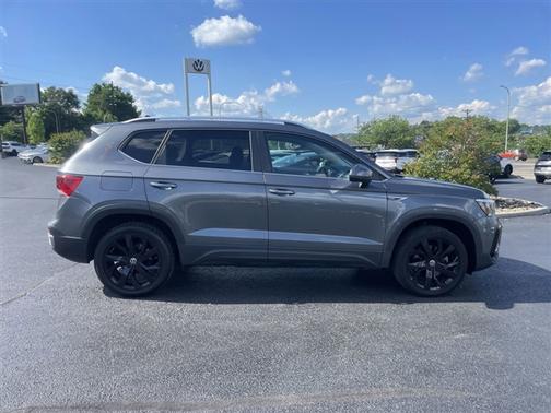 Platinum Gray Metallic 2022 Volkswagen Taos 1.5T SE