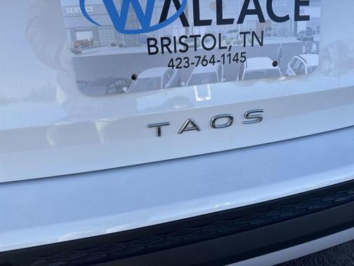 Pure White 2025 Volkswagen Taos 1.5T SE