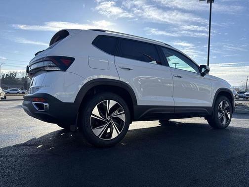 Pure White 2025 Volkswagen Taos 1.5T SE