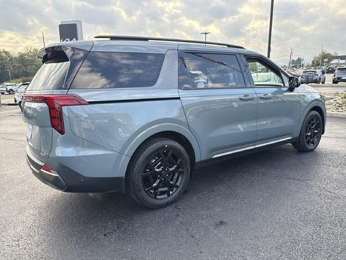 Iceberg Green 2027 Kia Carnival SX