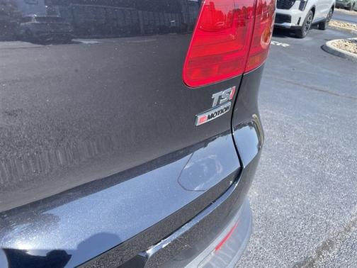 Deep Black Pearl Effect 2017 Volkswagen Tiguan 2.0T Wolfsburg Edition