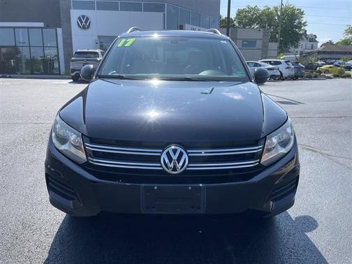 Deep Black Pearl Effect 2017 Volkswagen Tiguan 2.0T Wolfsburg Edition